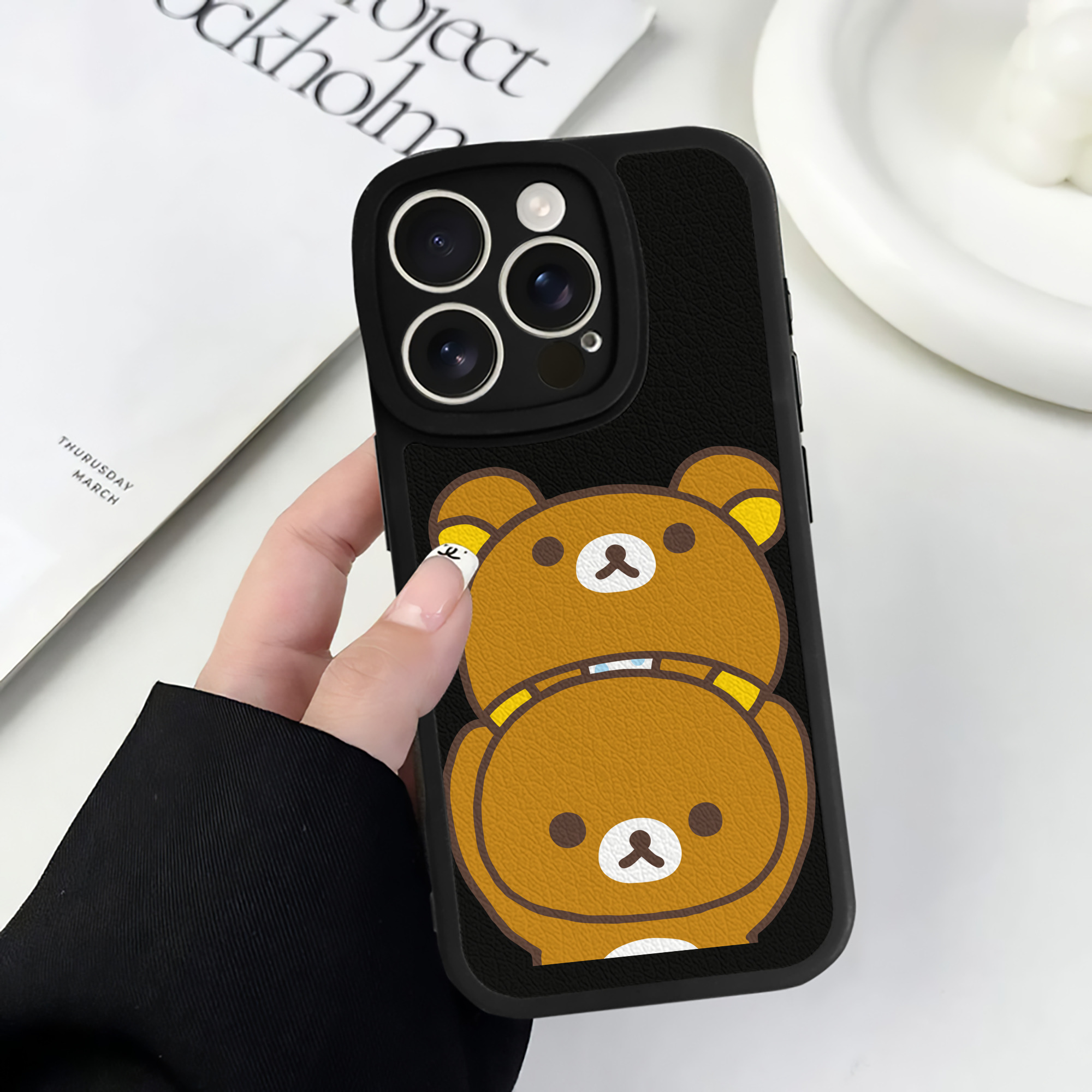 （画像用） リラックマ リラックマ キイロイトリ Rilakkuma Korilakkuma Kiiroitori 【iPhone 16シリーズ対応】シリコンスマホケース（レザー調） 材質：シリコン